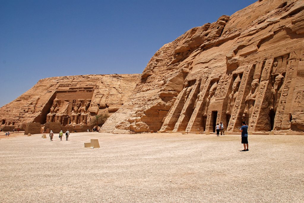 Day trip to Abu Simbel - approaching the temples