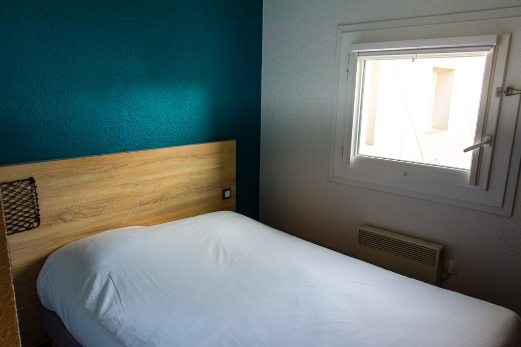 ultra budget cheap hotel F1