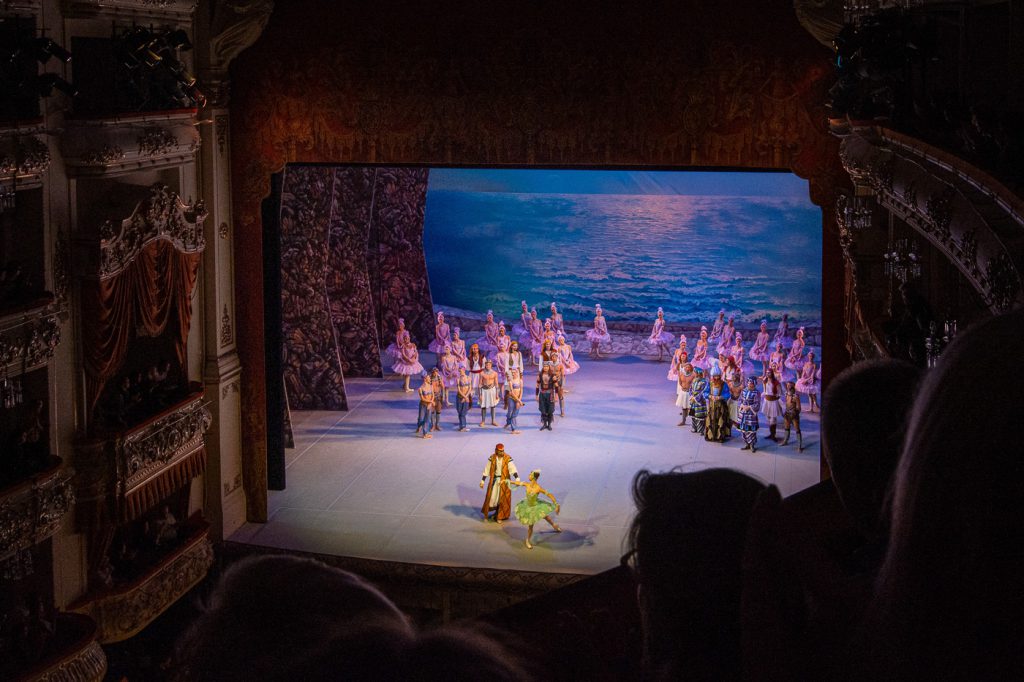 The finale of the ballet "Corsaire", the stage bathed in purple light