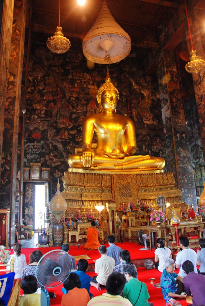 Wat Suthat Thepwararam interior