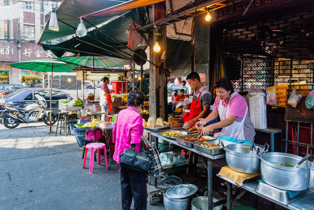 Bangkok Shopping and Eating - streetfood in Chinatown