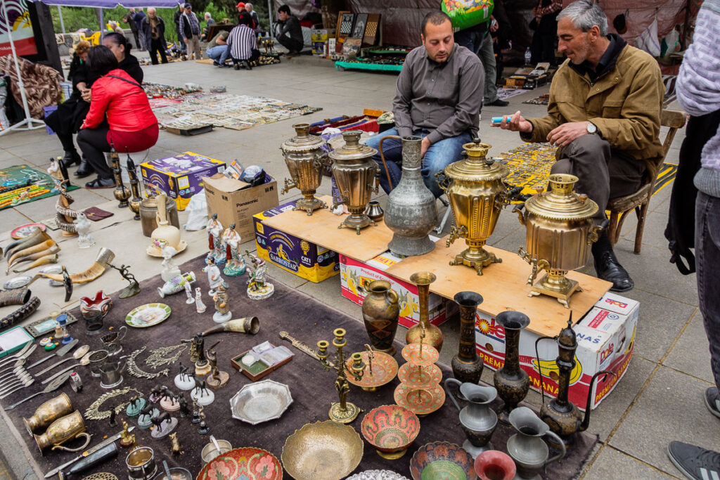 Dry bridge market samovars
