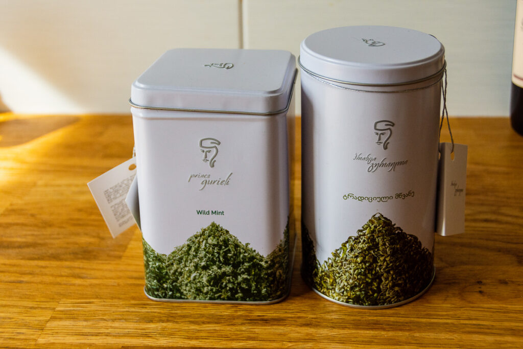 Georgian green and wild mint teas